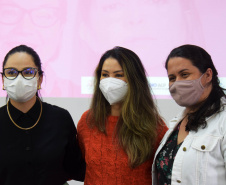 A Secretaria de Estado da Saúde (Sesa) reforçou as ações de cuidados com a saúde da mulher, ligadas à campanha Paraná Rosa, em Londrina, durante o evento do Planejamento Regional Integrado (PRI), nesta quarta-feira (20). A iniciativa, que já está na 3ª edição, tem por objetivo prevenir o câncer de mama e colo do útero, além de outras doenças que colocam em risco a saúde das mulheres. - Londrina, 20/10/2021 - Foto: Américo Antonio/SESA