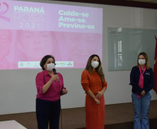 A Secretaria de Estado da Saúde (Sesa) reforçou as ações de cuidados com a saúde da mulher, ligadas à campanha Paraná Rosa, em Londrina, durante o evento do Planejamento Regional Integrado (PRI), nesta quarta-feira (20). A iniciativa, que já está na 3ª edição, tem por objetivo prevenir o câncer de mama e colo do útero, além de outras doenças que colocam em risco a saúde das mulheres. - Londrina, 20/10/2021 - Foto: Américo Antonio/SESA