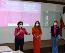 A Secretaria de Estado da Saúde (Sesa) reforçou as ações de cuidados com a saúde da mulher, ligadas à campanha Paraná Rosa, em Londrina, durante o evento do Planejamento Regional Integrado (PRI), nesta quarta-feira (20). A iniciativa, que já está na 3ª edição, tem por objetivo prevenir o câncer de mama e colo do útero, além de outras doenças que colocam em risco a saúde das mulheres. - Londrina, 20/10/2021 - Foto: Américo Antonio/SESA