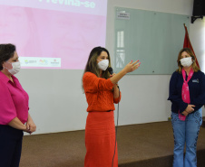 A Secretaria de Estado da Saúde (Sesa) reforçou as ações de cuidados com a saúde da mulher, ligadas à campanha Paraná Rosa, em Londrina, durante o evento do Planejamento Regional Integrado (PRI), nesta quarta-feira (20). A iniciativa, que já está na 3ª edição, tem por objetivo prevenir o câncer de mama e colo do útero, além de outras doenças que colocam em risco a saúde das mulheres. - Londrina, 20/10/2021 - Foto: Américo Antonio/SESA