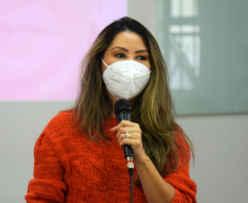 A Secretaria de Estado da Saúde (Sesa) reforçou as ações de cuidados com a saúde da mulher, ligadas à campanha Paraná Rosa, em Londrina, durante o evento do Planejamento Regional Integrado (PRI), nesta quarta-feira (20). A iniciativa, que já está na 3ª edição, tem por objetivo prevenir o câncer de mama e colo do útero, além de outras doenças que colocam em risco a saúde das mulheres. - Londrina, 20/10/2021 - Foto: Américo Antonio/SESA