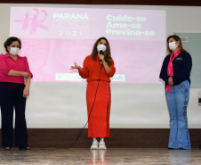 A Secretaria de Estado da Saúde (Sesa) reforçou as ações de cuidados com a saúde da mulher, ligadas à campanha Paraná Rosa, em Londrina, durante o evento do Planejamento Regional Integrado (PRI), nesta quarta-feira (20). A iniciativa, que já está na 3ª edição, tem por objetivo prevenir o câncer de mama e colo do útero, além de outras doenças que colocam em risco a saúde das mulheres. - Londrina, 20/10/2021 - Foto: Américo Antonio/SESA