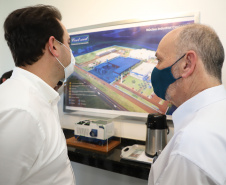 Na visita ao município, o governador visitou a sede da Cool Seed, que celebra 20 anos de sua fundação em 2021. A empresa fabrica e comercializa equipamentos que são utilizados no "pós-colheita", como climatizadores de barracões sementeiros, resfriadores para grãos e sementes, resfriadores para ensaque de sementes e secadores. Seus produtos estão presentes em 14 países. Foto: Ari Dias/AEN