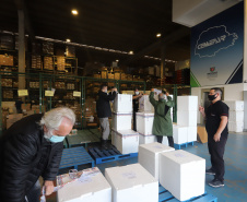 Um novo carregamento  555.750 imunizantes da Pfizer/BioNTech   contra a Covid-19 chegam no Centro de Medicamentos do Paraná (Cemepar), em Curitiba, na nesta sexta-feira (22).  Foto: Geraldo Bubniak/AEN