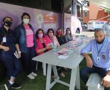 Mais de 900 pessoas saíram empregadas do mutirão de empregos, realizado nesta sexta-feira (22) no bairro de Santa Felicidade, em Curitiba. Foram cerca de 1.600 vagas com carteira assinada oferecidas pelas 40 empresas presentes ao evento. - Curitiba, 22/10/2021 - Foto: SEJUF