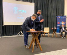 A Celepar assinou um termo de cooperação técnica com o Tribunal de Justiça do Estado do Paraná (TJPR) com o objetivo de promover uma troca de experiências entre as instituições, além de buscar soluções inovadoras na prestação de serviços judiciários. A assinatura ocorreu durante o evento Valorização - Jornada de Ideação da Magistratura com Foco no Trabalho de Direção do Fórum, em Foz do Iguaçu. -  Foz do Iguaçu, 22/10/2021 - Foto: Celepar