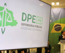 O advogado André Ribeiro Giamberardino tomou posse nesta segunda-feira (25) como novo Defensor Público-Geral do Paraná. Com mandato de dois anos, ele substitui a Eduardo Abraão, que ocupou o posto a partir de 2013. A cerimônia de transferência de cargo ocorreu no Palácio Iguaçu e contou com a presença do governador Carlos Massa Ratinho Junior. Foto: Ari Dias/ AEN