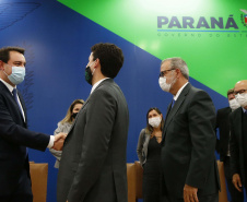 O advogado André Ribeiro Giamberardino tomou posse nesta segunda-feira (25) como novo Defensor Público-Geral do Paraná. Com mandato de dois anos, ele substitui a Eduardo Abraão, que ocupou o posto a partir de 2013. A cerimônia de transferência de cargo ocorreu no Palácio Iguaçu e contou com a presença do governador Carlos Massa Ratinho Junior. Foto: Jonathan Campos/AEN