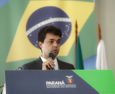 O advogado André Ribeiro Giamberardino tomou posse nesta segunda-feira (25) como novo Defensor Público-Geral do Paraná. Com mandato de dois anos, ele substitui a Eduardo Abraão, que ocupou o posto a partir de 2013. A cerimônia de transferência de cargo ocorreu no Palácio Iguaçu e contou com a presença do governador Carlos Massa Ratinho Junior. Foto: Jonathan Campos/AEN