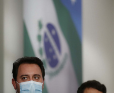 O advogado André Ribeiro Giamberardino tomou posse nesta segunda-feira (25) como novo Defensor Público-Geral do Paraná. Com mandato de dois anos, ele substitui a Eduardo Abraão, que ocupou o posto a partir de 2013. A cerimônia de transferência de cargo ocorreu no Palácio Iguaçu e contou com a presença do governador Carlos Massa Ratinho Junior. Foto: Jonathan Campos/AEN