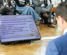 O governador Carlos Massa Ratinho Junior lança nesta terça-feira (26) o programa Inglês Paraná, acompanhado do secretário da Educação e do Esporte, Renato Feder. Trata-se de um projeto inovador e dinâmico, com foco no processo de aprendizagem dos estudantes, considerando as suas necessidades, ao mesmo tempo em que favorece o desenvolvimento das habilidades de escuta e oralidade, essenciais para aprender a Língua Inglesa.   - 26/10/2021 - Foto: Geraldo Bubniak/AEN