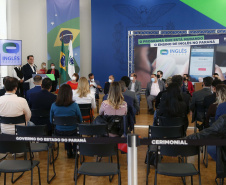 O governador Carlos Massa Ratinho Junior lança nesta terça-feira (26) o programa Inglês Paraná, acompanhado do secretário da Educação e do Esporte, Renato Feder. Trata-se de um projeto inovador e dinâmico, com foco no processo de aprendizagem dos estudantes, considerando as suas necessidades, ao mesmo tempo em que favorece o desenvolvimento das habilidades de escuta e oralidade, essenciais para aprender a Língua Inglesa. - 26/10/2021 - FotoJonathan Campos/AEN