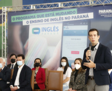 O governador Carlos Massa Ratinho Junior lança nesta terça-feira (26) o programa Inglês Paraná, acompanhado do secretário da Educação e do Esporte, Renato Feder. Trata-se de um projeto inovador e dinâmico, com foco no processo de aprendizagem dos estudantes, considerando as suas necessidades, ao mesmo tempo em que favorece o desenvolvimento das habilidades de escuta e oralidade, essenciais para aprender a Língua Inglesa. - 26/10/2021 - FotoJonathan Campos/AEN