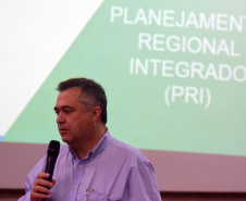 As ações para o pós-pandemia da Covid-19 devem ser prioridade no processo de reorganização do Planejamento Regional Integrado (PRI) da área da saúde no Paraná. A afirmação foi feita pelo secretário estadual da Saúde, Beto Preto, durante evento para discutir o PRI com Regionais e municípios da Macrorregião Oeste, realizado em Foz do Iguaçu, nesta terça-feira (26). - Foz do Iguaçu, 26/10/2021 - Foto: Américo Antonio/SESA