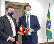 Governador Carlos Massa Ratinho Junior, recebe o embaixador do Paraguai no Brasil, Juan Ángel Delgadillo, e também o cônsul geral do Paraguai no Paraná, Carlos Fleitas Rodriguez -  Curitiba, 26/10/2021 - Foto Gilson Abreu/AEN