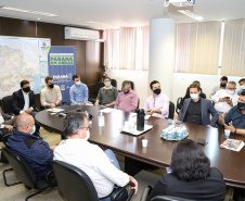 
Prefeitos de sete municípios do Litoral do Paraná se reuniram, nesta segunda-feira (25) com o secretário de Estado da Infraestrutura e Logística, Sandro Alex; o diretor geral do Departamento de Estradas e Rodagem do Paraná, Fernando Furiatti; e com o diretor-presidente da Portos do Paraná, Luiz Fernando Garcia, para planejar como será feita a retirada de rochas, resultado das obras de derrocagem da Pedra da Palangana, no canal de acesso ao Porto de Paranaguá.  Foto: Rodrigo Felix Leal/SEIL