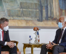 O vice-governador Darci Piana se encontrou nesta quarta-feira (27), no Palácio Iguaçu, com cônsul-geral da Alemanha em São Paulo, Thomas Schmitt. A reunião serviu para estreitar laços e buscar novos mecanismo de parcerias. - Curitiba, 27/10/2021 - Foto: Gilson Abreu/AEN