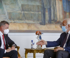 O vice-governador Darci Piana se encontrou nesta quarta-feira (27), no Palácio Iguaçu, com cônsul-geral da Alemanha em São Paulo, Thomas Schmitt. A reunião serviu para estreitar laços e buscar novos mecanismo de parcerias. - Curitiba, 27/10/2021 - Foto: Gilson Abreu/AEN