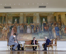 O vice-governador Darci Piana se encontrou nesta quarta-feira (27), no Palácio Iguaçu, com cônsul-geral da Alemanha em São Paulo, Thomas Schmitt. A reunião serviu para estreitar laços e buscar novos mecanismo de parcerias. - Curitiba, 27/10/2021 - Foto: Gilson Abreu/AEN