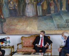 O vice-governador Darci Piana se encontrou nesta quarta-feira (27), no Palácio Iguaçu, com cônsul-geral da Alemanha em São Paulo, Thomas Schmitt. A reunião serviu para estreitar laços e buscar novos mecanismo de parcerias. - Curitiba, 27/10/2021 - Foto: Gilson Abreu/AEN