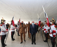 Para comemorar 57 anos, o Batalhão de Polícia Rodoviária (BPRv) promoveu nesta quarta-feira (27) uma solenidade militar no Museu Oscar Niemeyer, em Curitiba, com entrega de medalhas Mérito Rodoviário.
Para o vice-governador Darci Piana, agraciado com a medalha, esse é um momento importante, não só para a Polícia Militar, mas para a sociedade paranaense. Foto: Camila Tonett