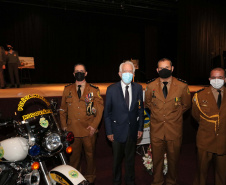 Para comemorar 57 anos, o Batalhão de Polícia Rodoviária (BPRv) promoveu nesta quarta-feira (27) uma solenidade militar no Museu Oscar Niemeyer, em Curitiba, com entrega de medalhas Mérito Rodoviário.
Para o vice-governador Darci Piana, agraciado com a medalha, esse é um momento importante, não só para a Polícia Militar, mas para a sociedade paranaense. Foto: Camila Tonett