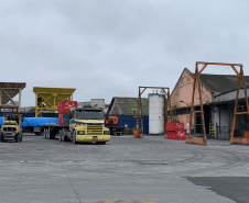 Nesta terça-feira (27), no Porto de Paranaguá, foi realizado mais um embarque de madeira em um navio do tipo roll on-roll off (Ro-ro). Esta é a segunda vez, na atualidade, que a embarcação - geralmente destinada para o transporte de veículos, projetos e maquinários -  é utilizada para essa carga geral.  -  Curitiba, 27/10/2021 - Foto: Nájia Furlan/Portos do Paraná