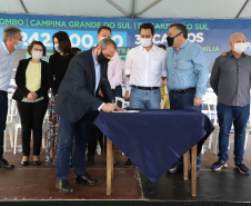 O governador Carlos Massa Ratinho Junior entregou nesta quinta-feira (28) mais 36 novos veículos para reforçar as ações da Saúde da Família em três municípios da Região Metropolitana de Curitiba: Colombo, Bocaiúva do Sul e Campina Grande do Sul. Eles integram a compra de um total de 1.211 automóveis, feita pelo Governo do Estado, para os 399 municípios do Paraná. Foto: Ari Dais/AEN