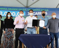 O governador Carlos Massa Ratinho Junior entregou nesta quinta-feira (28) mais 36 novos veículos para reforçar as ações da Saúde da Família em três municípios da Região Metropolitana de Curitiba: Colombo, Bocaiúva do Sul e Campina Grande do Sul. Eles integram a compra de um total de 1.211 automóveis, feita pelo Governo do Estado, para os 399 municípios do Paraná. Foto: Ari Dais/AEN