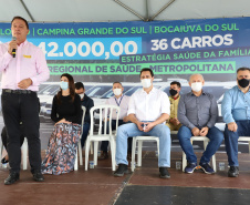 O governador Carlos Massa Ratinho Junior entregou nesta quinta-feira (28) mais 36 novos veículos para reforçar as ações da Saúde da Família em três municípios da Região Metropolitana de Curitiba: Colombo, Bocaiúva do Sul e Campina Grande do Sul. Eles integram a compra de um total de 1.211 automóveis, feita pelo Governo do Estado, para os 399 municípios do Paraná. Foto: Ari Dais/AEN