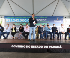 O governador Carlos Massa Ratinho Junior entregou nesta quinta-feira (28) mais 36 novos veículos para reforçar as ações da Saúde da Família em três municípios da Região Metropolitana de Curitiba: Colombo, Bocaiúva do Sul e Campina Grande do Sul. Eles integram a compra de um total de 1.211 automóveis, feita pelo Governo do Estado, para os 399 municípios do Paraná. Foto: Ari Dais/AEN