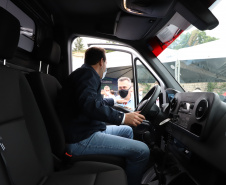 O governador Carlos Massa Ratinho Junior entregou nesta quinta-feira (28) mais 36 novos veículos para reforçar as ações da Saúde da Família em três municípios da Região Metropolitana de Curitiba: Colombo, Bocaiúva do Sul e Campina Grande do Sul. Eles integram a compra de um total de 1.211 automóveis, feita pelo Governo do Estado, para os 399 municípios do Paraná. Foto: Ari Dais/AEN