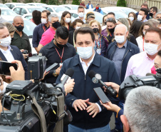 O governador Carlos Massa Ratinho Junior entregou nesta quinta-feira (28) mais 36 novos veículos para reforçar as ações da Saúde da Família em três municípios da Região Metropolitana de Curitiba: Colombo, Bocaiúva do Sul e Campina Grande do Sul. Eles integram a compra de um total de 1.211 automóveis, feita pelo Governo do Estado, para os 399 municípios do Paraná. Foto: Ari Dais/AEN