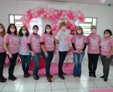 Setenta presas custodiadas na Penitenciária Feminina de Foz do Iguaçu ? Unidade de Progressão (PFF-UP) doaram seus cabelos para a confecção de perucas para mulheres em tratamento de câncer.  Os cortes foram feitos de forma voluntária pela equipe do Studio Vip, salão de beleza localizado em Santa Terezinha de Itaipu. Os cabelos serão doados ao setor de oncologia do Hospital Ministro Costa Cavalcanti, em Foz do Iguaçu. - Foz do Iguaçu, 28/10/2021 - Foto: Depen-Pr