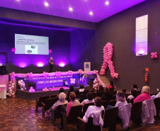 Setenta presas custodiadas na Penitenciária Feminina de Foz do Iguaçu ? Unidade de Progressão (PFF-UP) doaram seus cabelos para a confecção de perucas para mulheres em tratamento de câncer.  Os cortes foram feitos de forma voluntária pela equipe do Studio Vip, salão de beleza localizado em Santa Terezinha de Itaipu. Os cabelos serão doados ao setor de oncologia do Hospital Ministro Costa Cavalcanti, em Foz do Iguaçu. - Foz do Iguaçu, 28/10/2021 - Foto: Depen-Pr