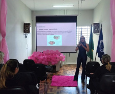 Setenta presas custodiadas na Penitenciária Feminina de Foz do Iguaçu ? Unidade de Progressão (PFF-UP) doaram seus cabelos para a confecção de perucas para mulheres em tratamento de câncer.  Os cortes foram feitos de forma voluntária pela equipe do Studio Vip, salão de beleza localizado em Santa Terezinha de Itaipu. Os cabelos serão doados ao setor de oncologia do Hospital Ministro Costa Cavalcanti, em Foz do Iguaçu. - Foz do Iguaçu, 28/10/2021 - Foto: Depen-Pr
