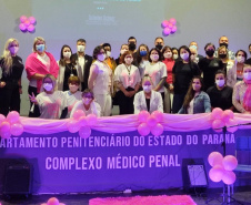 Setenta presas custodiadas na Penitenciária Feminina de Foz do Iguaçu ? Unidade de Progressão (PFF-UP) doaram seus cabelos para a confecção de perucas para mulheres em tratamento de câncer.  Os cortes foram feitos de forma voluntária pela equipe do Studio Vip, salão de beleza localizado em Santa Terezinha de Itaipu. Os cabelos serão doados ao setor de oncologia do Hospital Ministro Costa Cavalcanti, em Foz do Iguaçu. - Foz do Iguaçu, 28/10/2021 - Foto: Depen-Pr