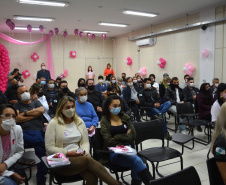 Setenta presas custodiadas na Penitenciária Feminina de Foz do Iguaçu ? Unidade de Progressão (PFF-UP) doaram seus cabelos para a confecção de perucas para mulheres em tratamento de câncer.  Os cortes foram feitos de forma voluntária pela equipe do Studio Vip, salão de beleza localizado em Santa Terezinha de Itaipu. Os cabelos serão doados ao setor de oncologia do Hospital Ministro Costa Cavalcanti, em Foz do Iguaçu. - Foz do Iguaçu, 28/10/2021 - Foto: Depen-Pr