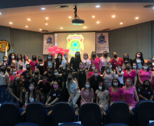 Setenta presas custodiadas na Penitenciária Feminina de Foz do Iguaçu ? Unidade de Progressão (PFF-UP) doaram seus cabelos para a confecção de perucas para mulheres em tratamento de câncer.  Os cortes foram feitos de forma voluntária pela equipe do Studio Vip, salão de beleza localizado em Santa Terezinha de Itaipu. Os cabelos serão doados ao setor de oncologia do Hospital Ministro Costa Cavalcanti, em Foz do Iguaçu. - Foz do Iguaçu, 28/10/2021 - Foto: Depen-Pr
