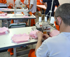 Setenta presas custodiadas na Penitenciária Feminina de Foz do Iguaçu ? Unidade de Progressão (PFF-UP) doaram seus cabelos para a confecção de perucas para mulheres em tratamento de câncer.  Os cortes foram feitos de forma voluntária pela equipe do Studio Vip, salão de beleza localizado em Santa Terezinha de Itaipu. Os cabelos serão doados ao setor de oncologia do Hospital Ministro Costa Cavalcanti, em Foz do Iguaçu. - Foz do Iguaçu, 28/10/2021 - Foto: Depen-Pr