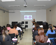 Setenta presas custodiadas na Penitenciária Feminina de Foz do Iguaçu ? Unidade de Progressão (PFF-UP) doaram seus cabelos para a confecção de perucas para mulheres em tratamento de câncer.  Os cortes foram feitos de forma voluntária pela equipe do Studio Vip, salão de beleza localizado em Santa Terezinha de Itaipu. Os cabelos serão doados ao setor de oncologia do Hospital Ministro Costa Cavalcanti, em Foz do Iguaçu. - Foz do Iguaçu, 28/10/2021 - Foto: Depen-Pr