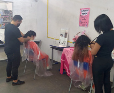 Setenta presas custodiadas na Penitenciária Feminina de Foz do Iguaçu ? Unidade de Progressão (PFF-UP) doaram seus cabelos para a confecção de perucas para mulheres em tratamento de câncer.  Os cortes foram feitos de forma voluntária pela equipe do Studio Vip, salão de beleza localizado em Santa Terezinha de Itaipu. Os cabelos serão doados ao setor de oncologia do Hospital Ministro Costa Cavalcanti, em Foz do Iguaçu. - Foz do Iguaçu, 28/10/2021 - Foto: Depen-Pr