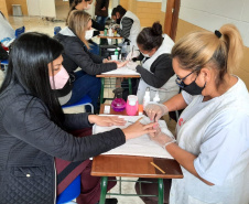 Setenta presas custodiadas na Penitenciária Feminina de Foz do Iguaçu ? Unidade de Progressão (PFF-UP) doaram seus cabelos para a confecção de perucas para mulheres em tratamento de câncer.  Os cortes foram feitos de forma voluntária pela equipe do Studio Vip, salão de beleza localizado em Santa Terezinha de Itaipu. Os cabelos serão doados ao setor de oncologia do Hospital Ministro Costa Cavalcanti, em Foz do Iguaçu. - Foz do Iguaçu, 28/10/2021 - Foto: Depen-Pr