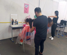 Setenta presas custodiadas na Penitenciária Feminina de Foz do Iguaçu ? Unidade de Progressão (PFF-UP) doaram seus cabelos para a confecção de perucas para mulheres em tratamento de câncer.  Os cortes foram feitos de forma voluntária pela equipe do Studio Vip, salão de beleza localizado em Santa Terezinha de Itaipu. Os cabelos serão doados ao setor de oncologia do Hospital Ministro Costa Cavalcanti, em Foz do Iguaçu. - Foz do Iguaçu, 28/10/2021 - Foto: Depen-Pr