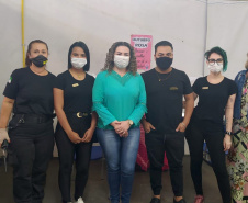 Setenta presas custodiadas na Penitenciária Feminina de Foz do Iguaçu ? Unidade de Progressão (PFF-UP) doaram seus cabelos para a confecção de perucas para mulheres em tratamento de câncer.  Os cortes foram feitos de forma voluntária pela equipe do Studio Vip, salão de beleza localizado em Santa Terezinha de Itaipu. Os cabelos serão doados ao setor de oncologia do Hospital Ministro Costa Cavalcanti, em Foz do Iguaçu. - Foz do Iguaçu, 28/10/2021 - Foto: Depen-Pr