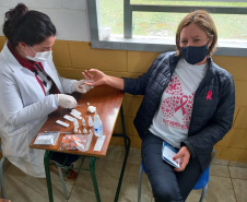 Setenta presas custodiadas na Penitenciária Feminina de Foz do Iguaçu ? Unidade de Progressão (PFF-UP) doaram seus cabelos para a confecção de perucas para mulheres em tratamento de câncer.  Os cortes foram feitos de forma voluntária pela equipe do Studio Vip, salão de beleza localizado em Santa Terezinha de Itaipu. Os cabelos serão doados ao setor de oncologia do Hospital Ministro Costa Cavalcanti, em Foz do Iguaçu. - Foz do Iguaçu, 28/10/2021 - Foto: Depen-Pr