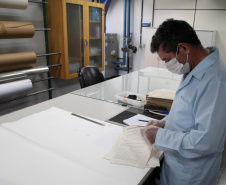 Uma das atividades realizadas pelo Departamento de Arquivo Público do Paraná
(DEAP), na Seção de Preservação e Conservação, são pequenos reparos em
documentos. Para isso, são utilizadas técnicas e materiais de qualidade arquivística,
sempre buscando a integridade das informações contidas nos documentos.Foto: Ari Dias/AEN