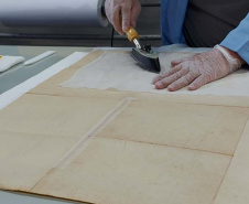 Uma das atividades realizadas pelo Departamento de Arquivo Público do Paraná
(DEAP), na Seção de Preservação e Conservação, são pequenos reparos em
documentos. Para isso, são utilizadas técnicas e materiais de qualidade arquivística,
sempre buscando a integridade das informações contidas nos documentos.Foto: Arquivo Público