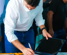 Começa nesta sexta-feira (29) uma grande campanha de mídia para divulgar o Cartão Futuro, programa do Governo do Paraná para incentivar a manutenção e a contratação de jovens aprendizes por empresas paranaenses. - Curitiba, 28/10/2021 - Foto: Guilherme Flores/Casa Civil
