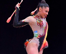 A paranaense Bárbara Domingos fez história no Campeonato Mundial de ginástica rítmica em Kitakytushu, no Japão.  Nesta quinta-feira, 28, a atleta e também bolsista do programa Geração Olímpica e Paralímpica  se tornou a primeira atleta brasileira a chegar à final individual. Foto:Simone Ferraro/Confederação Brasileira de Ginástica 